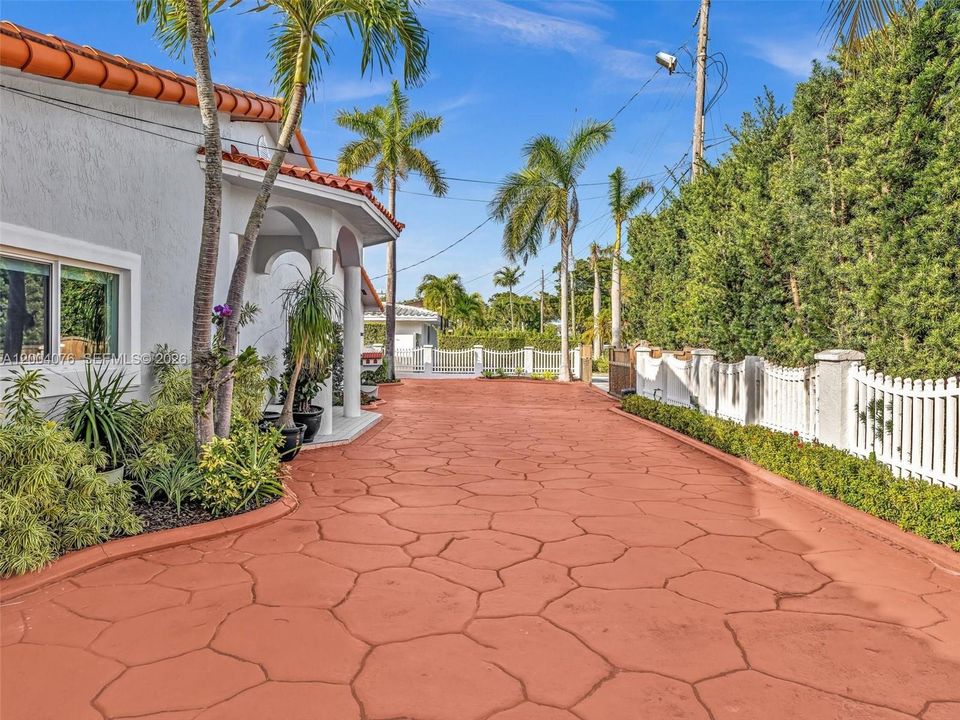 Activo con contrato: $16,750 (5 camas, 5 baños, 3908 Pies cuadrados)