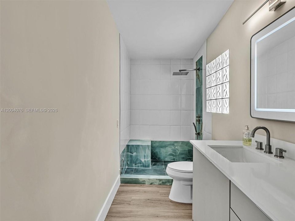 Activo con contrato: $16,750 (5 camas, 5 baños, 3908 Pies cuadrados)