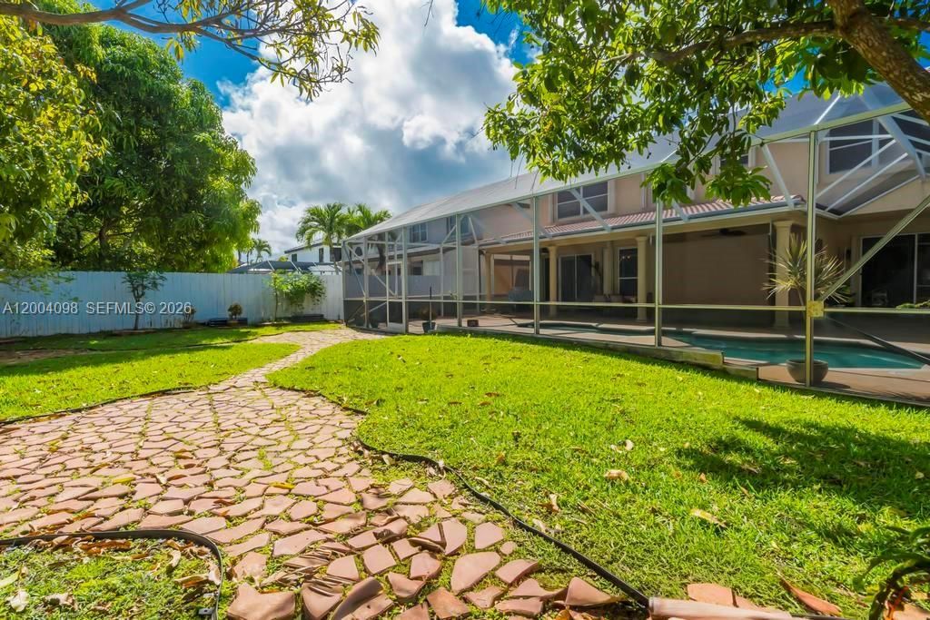 Activo con contrato: $5,500 (5 camas, 4 baños, 3901 Pies cuadrados)