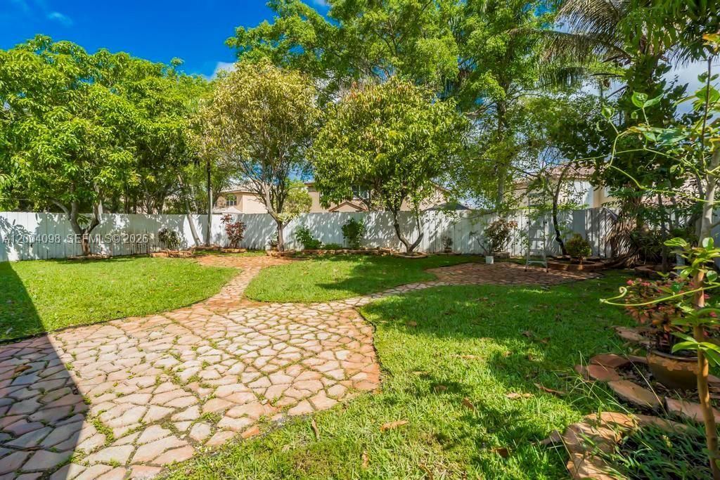 Activo con contrato: $5,500 (5 camas, 4 baños, 3901 Pies cuadrados)