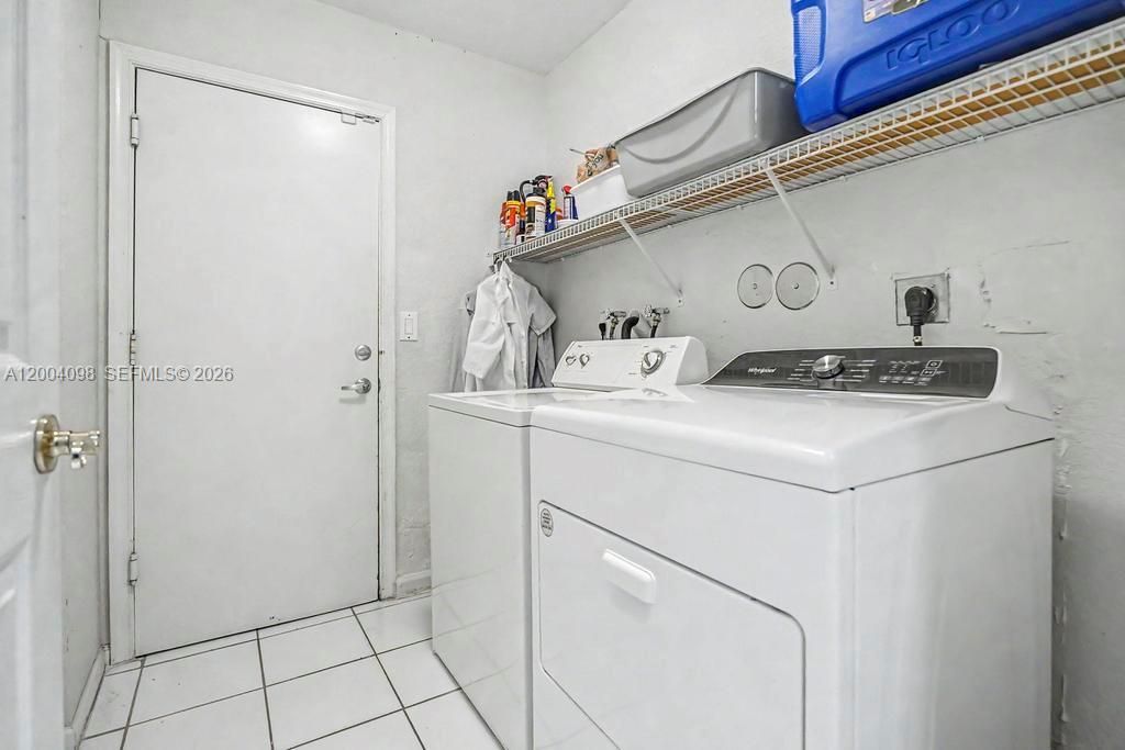 Activo con contrato: $5,500 (5 camas, 4 baños, 3901 Pies cuadrados)