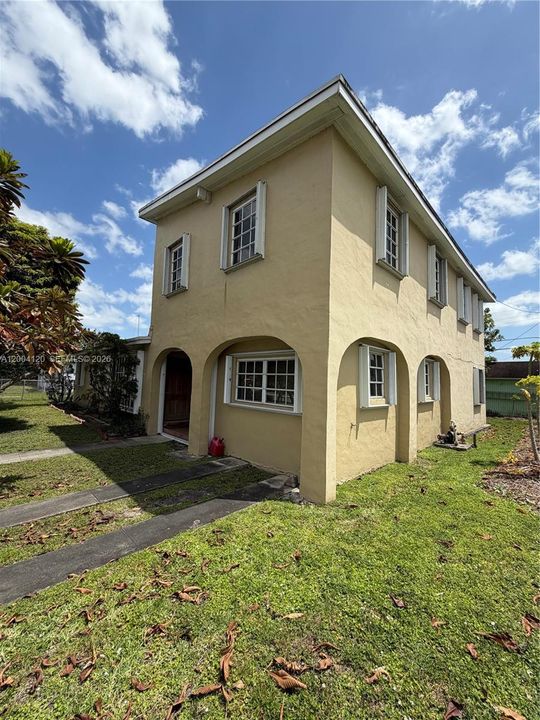 Recently Sold: $1,035,000 (5 beds, 3 baths, 2280 Square Feet)