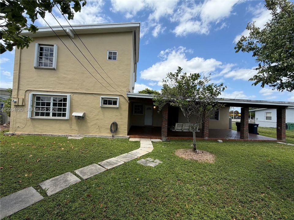 Recently Sold: $1,035,000 (5 beds, 3 baths, 2280 Square Feet)
