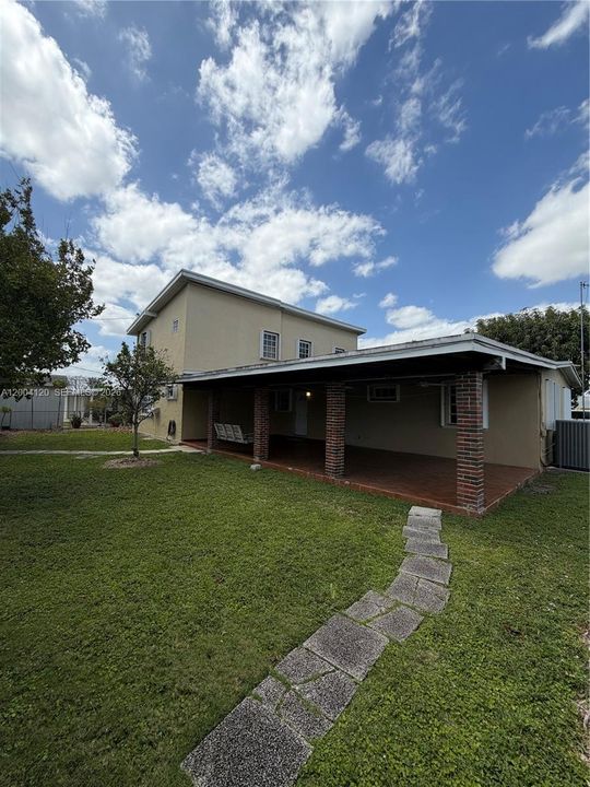 Recently Sold: $1,035,000 (5 beds, 3 baths, 2280 Square Feet)