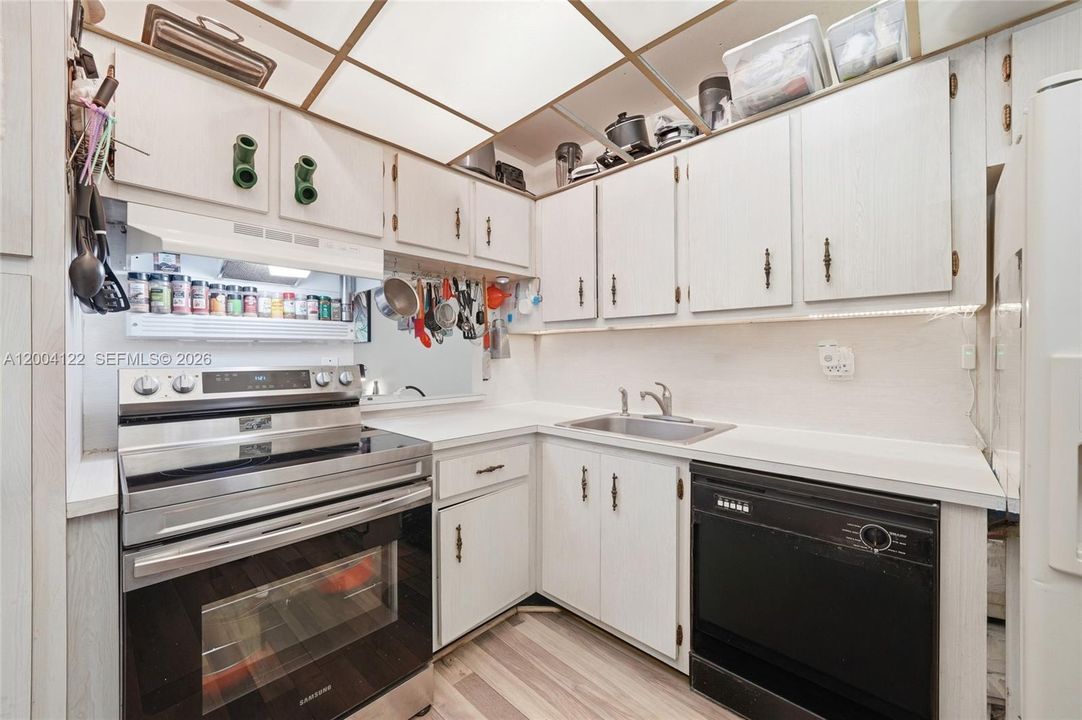 For Sale: $85,000 (1 beds, 1 baths, 720 Square Feet)
