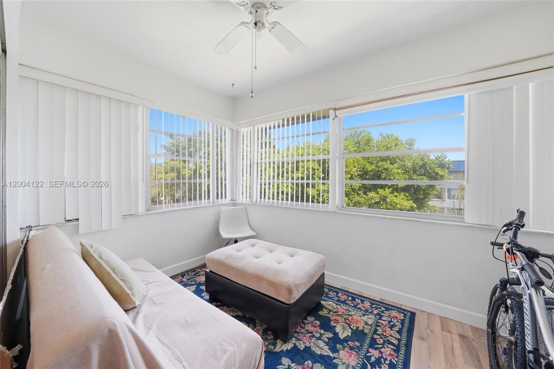 For Sale: $85,000 (1 beds, 1 baths, 720 Square Feet)