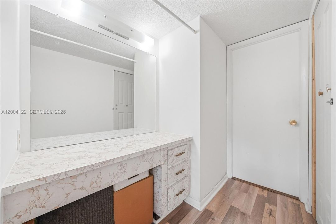 For Sale: $85,000 (1 beds, 1 baths, 720 Square Feet)