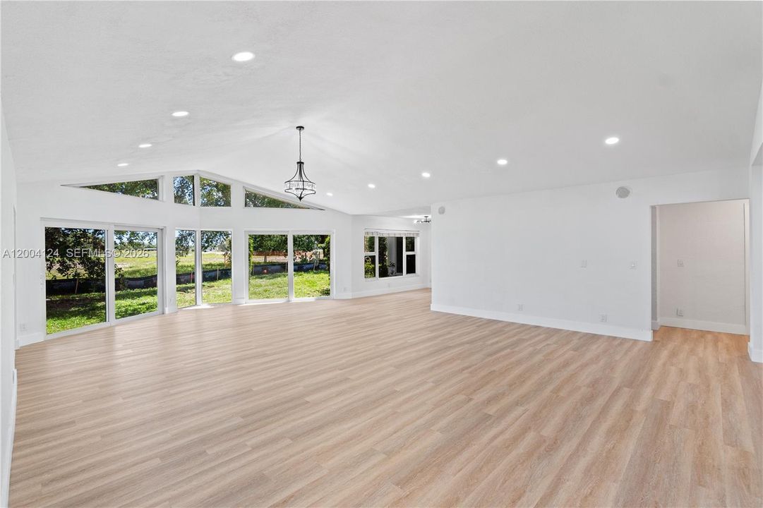 Activo con contrato: $599,900 (4 camas, 3 baños, 2664 Pies cuadrados)