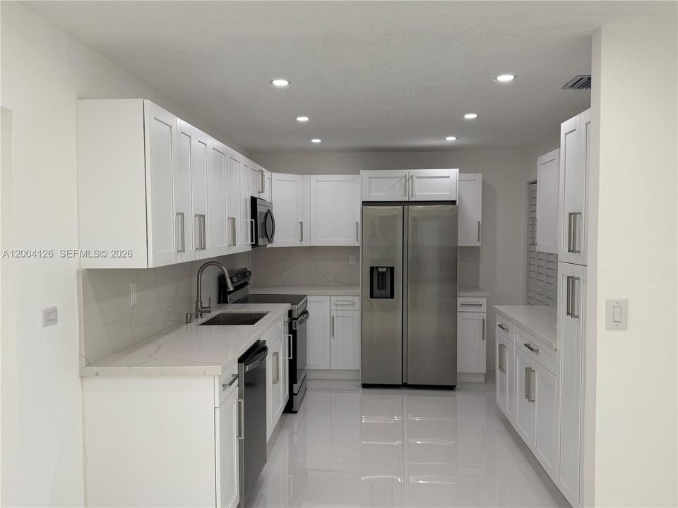 Activo con contrato: $785,000 (4 camas, 2 baños, 1701 Pies cuadrados)