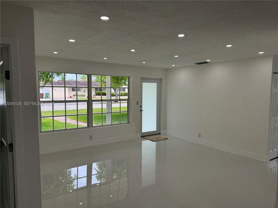 Activo con contrato: $785,000 (4 camas, 2 baños, 1701 Pies cuadrados)