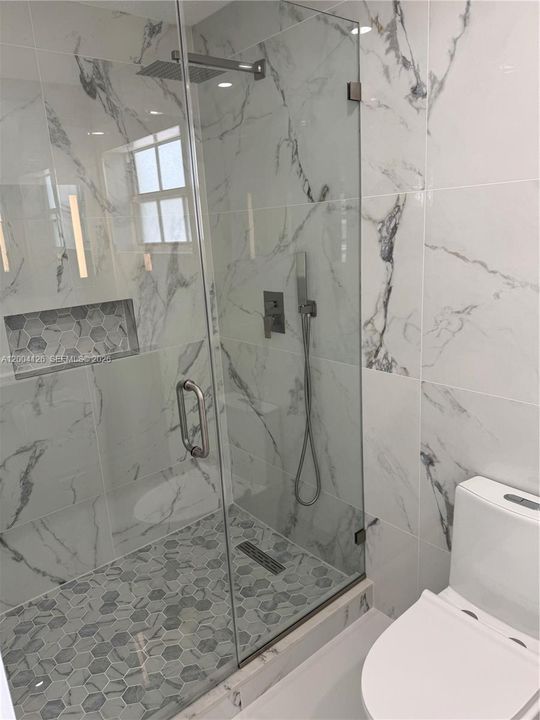 Activo con contrato: $785,000 (4 camas, 2 baños, 1701 Pies cuadrados)