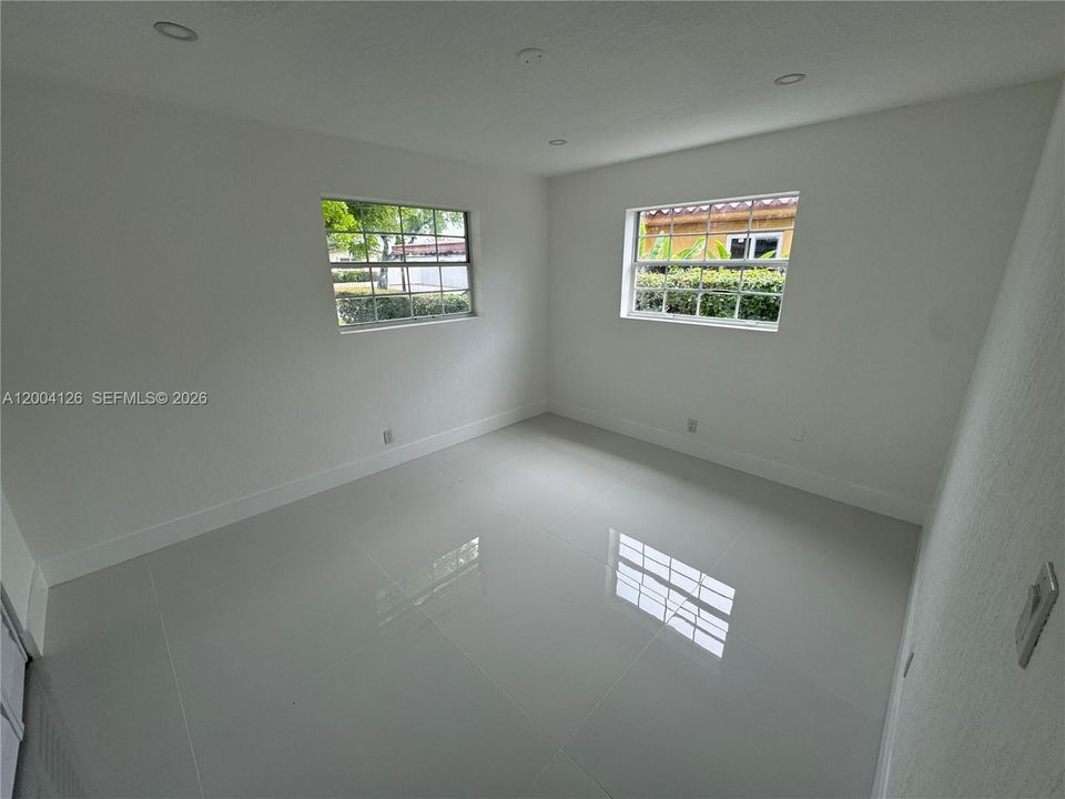 Activo con contrato: $785,000 (4 camas, 2 baños, 1701 Pies cuadrados)