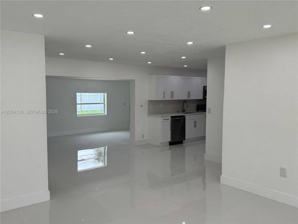 Activo con contrato: $785,000 (4 camas, 2 baños, 1701 Pies cuadrados)