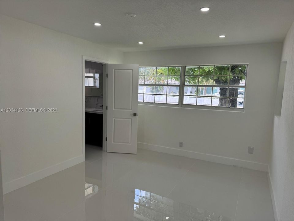 Activo con contrato: $785,000 (4 camas, 2 baños, 1701 Pies cuadrados)