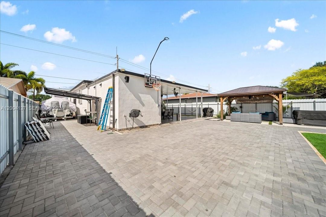 Под контрактом: $499,900 (3 спален, 2 ванн, 1355 Квадратных фут)