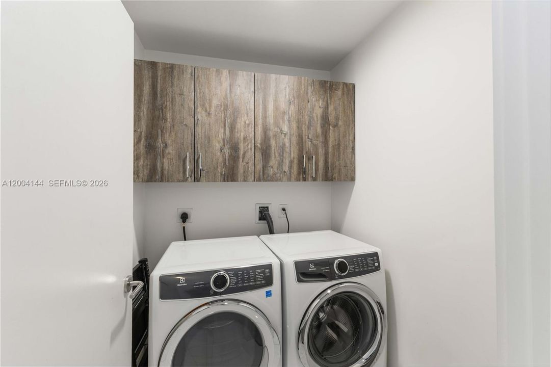 For Sale: $895,000 (1 beds, 2 baths, 1254 Square Feet)