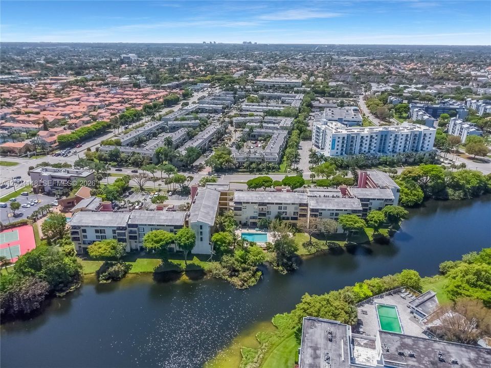 For Sale: $225,000 (1 beds, 1 baths, 839 Square Feet)