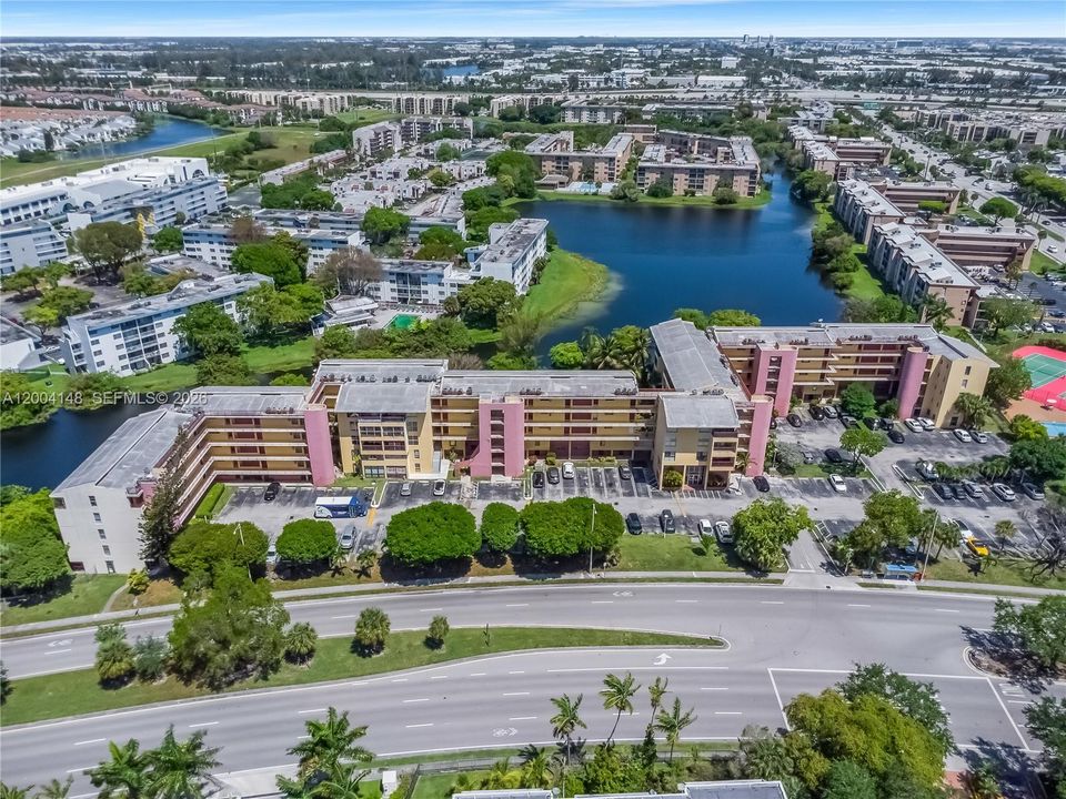 For Sale: $225,000 (1 beds, 1 baths, 839 Square Feet)
