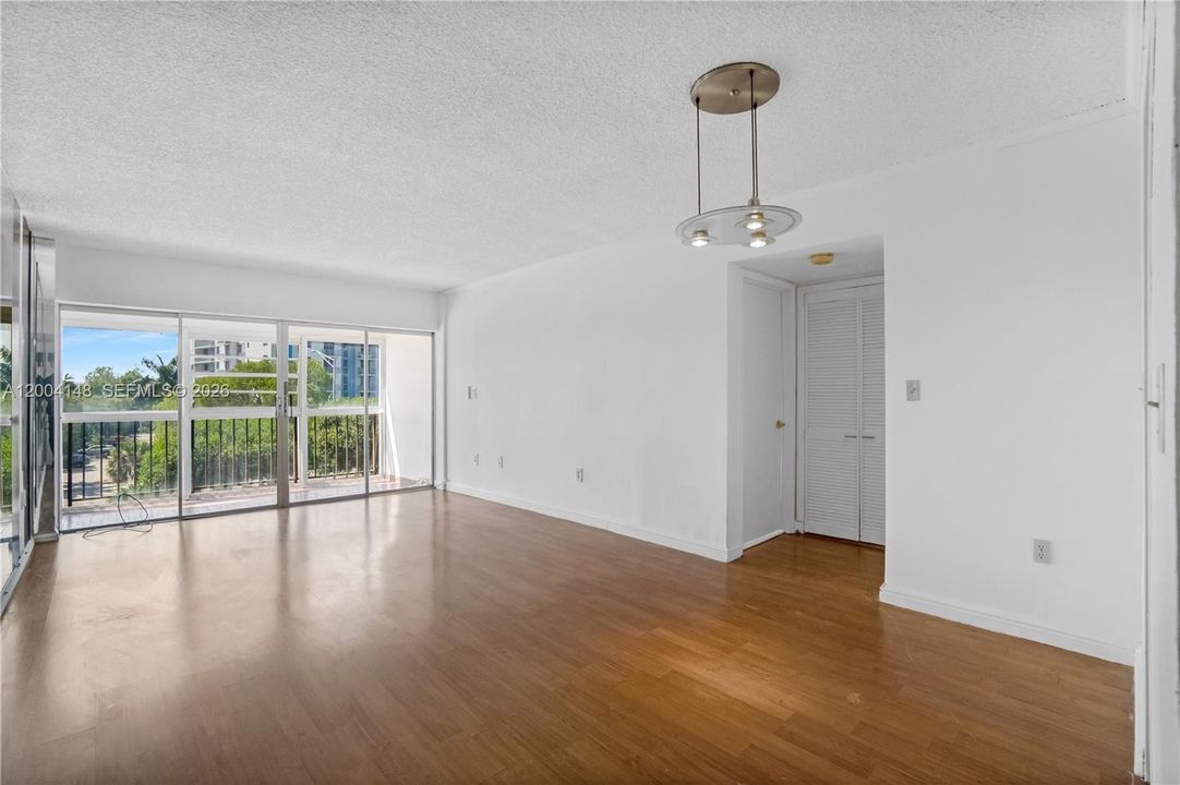 For Sale: $225,000 (1 beds, 1 baths, 839 Square Feet)