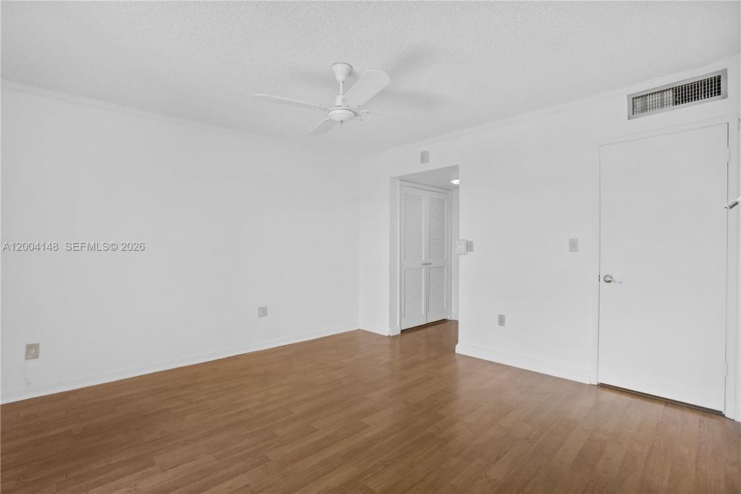 For Sale: $225,000 (1 beds, 1 baths, 839 Square Feet)