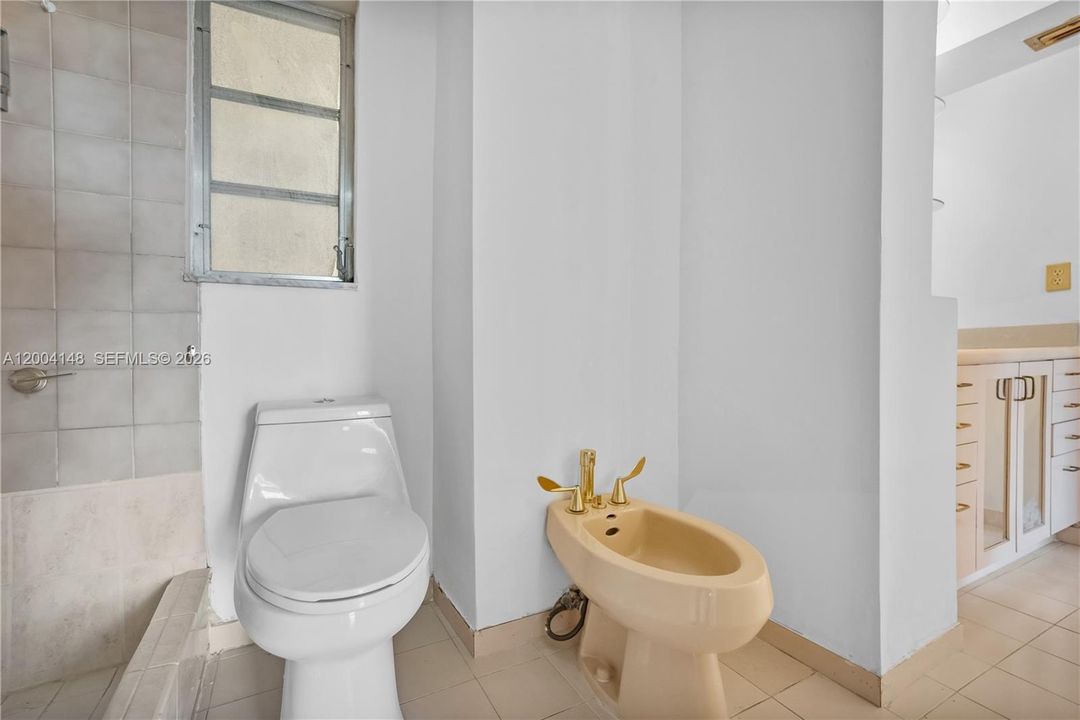 For Sale: $225,000 (1 beds, 1 baths, 839 Square Feet)