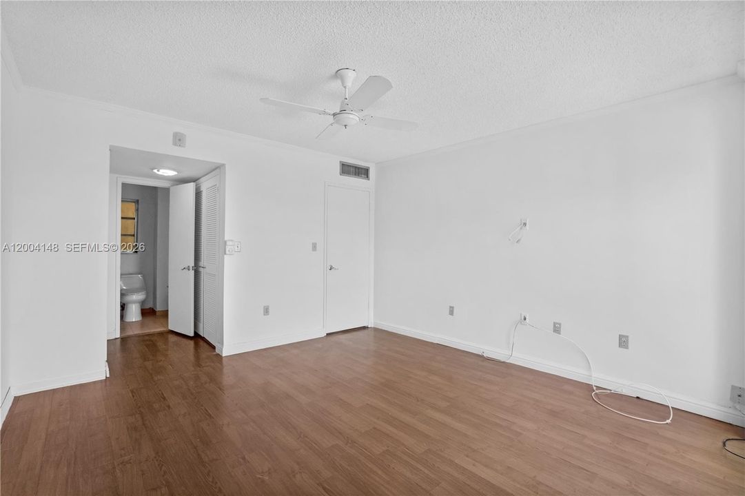 For Sale: $225,000 (1 beds, 1 baths, 839 Square Feet)