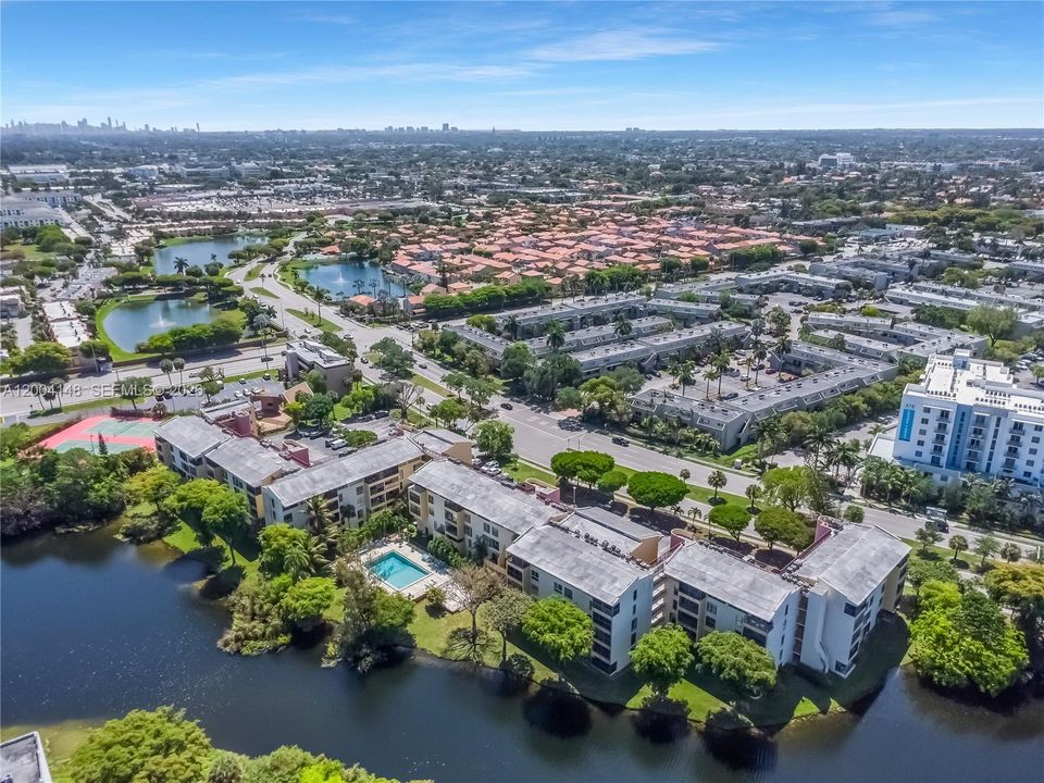 For Sale: $225,000 (1 beds, 1 baths, 839 Square Feet)