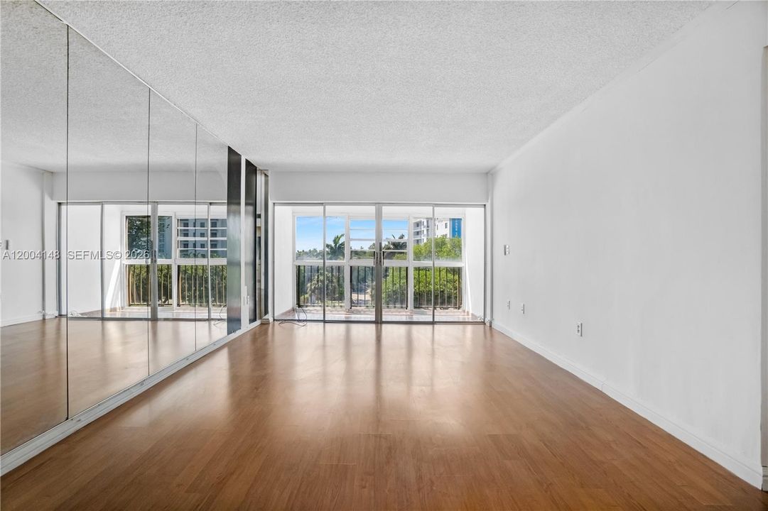 For Sale: $225,000 (1 beds, 1 baths, 839 Square Feet)