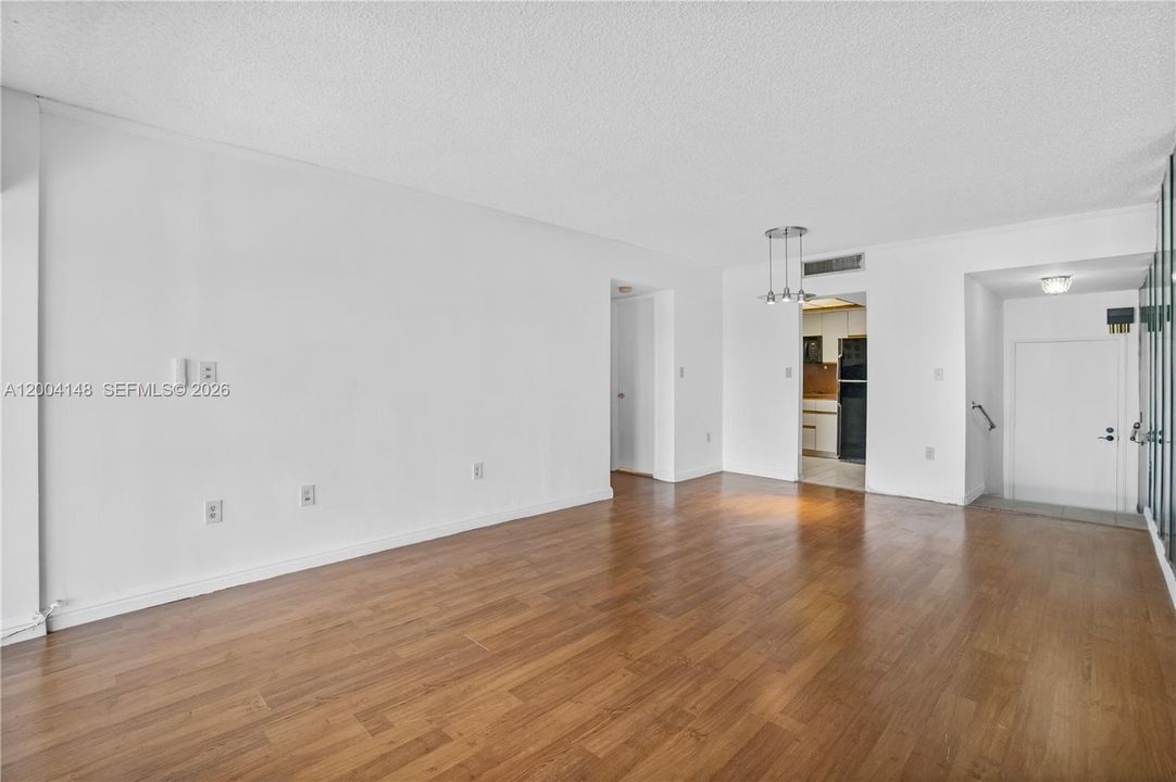 For Sale: $225,000 (1 beds, 1 baths, 839 Square Feet)