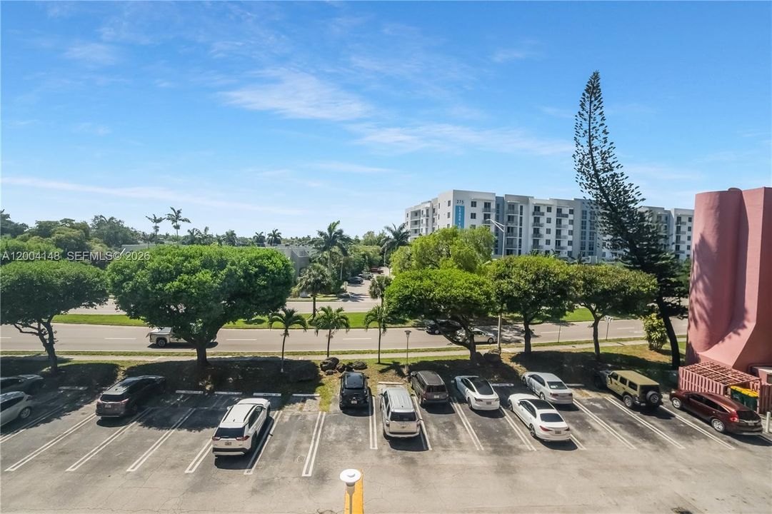 For Sale: $225,000 (1 beds, 1 baths, 839 Square Feet)