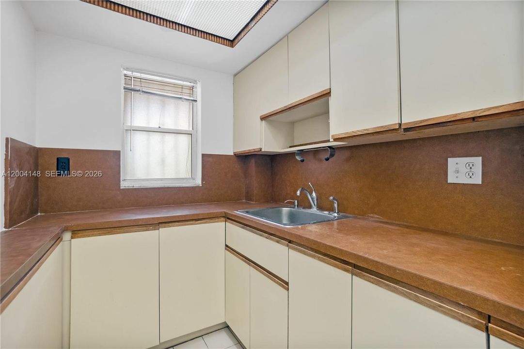 For Sale: $225,000 (1 beds, 1 baths, 839 Square Feet)