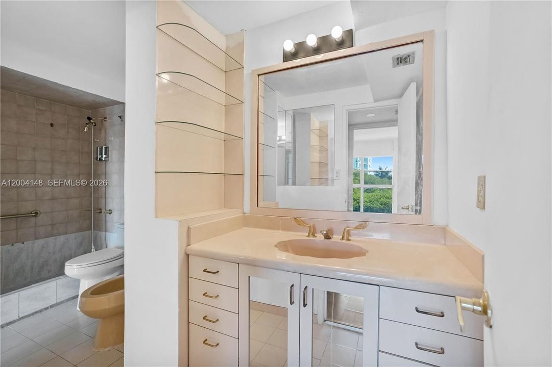 For Sale: $225,000 (1 beds, 1 baths, 839 Square Feet)