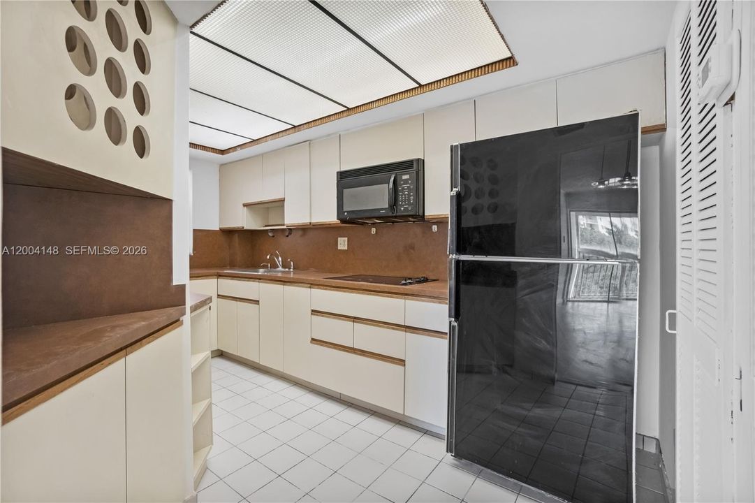 For Sale: $225,000 (1 beds, 1 baths, 839 Square Feet)