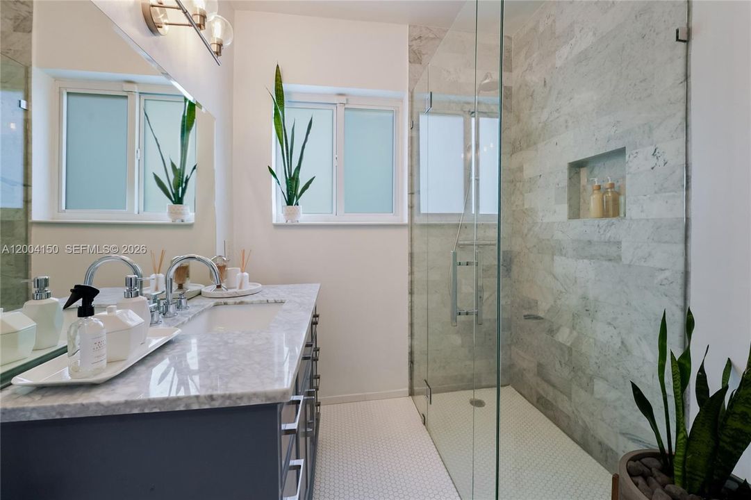 Activo con contrato: $1,475,000 (3 camas, 2 baños, 1898 Pies cuadrados)