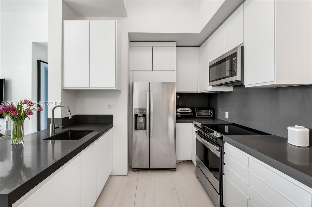 For Sale: $625,000 (2 beds, 2 baths, 821 Square Feet)