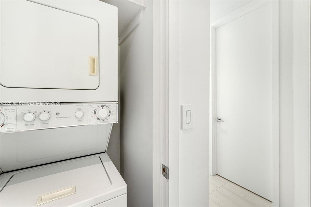 For Sale: $625,000 (2 beds, 2 baths, 821 Square Feet)