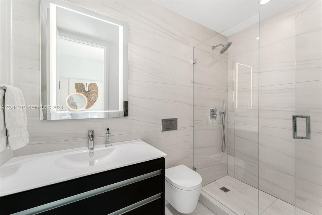 For Sale: $625,000 (2 beds, 2 baths, 821 Square Feet)
