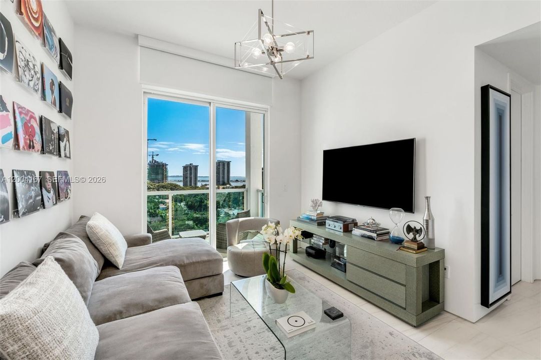 For Sale: $625,000 (2 beds, 2 baths, 821 Square Feet)
