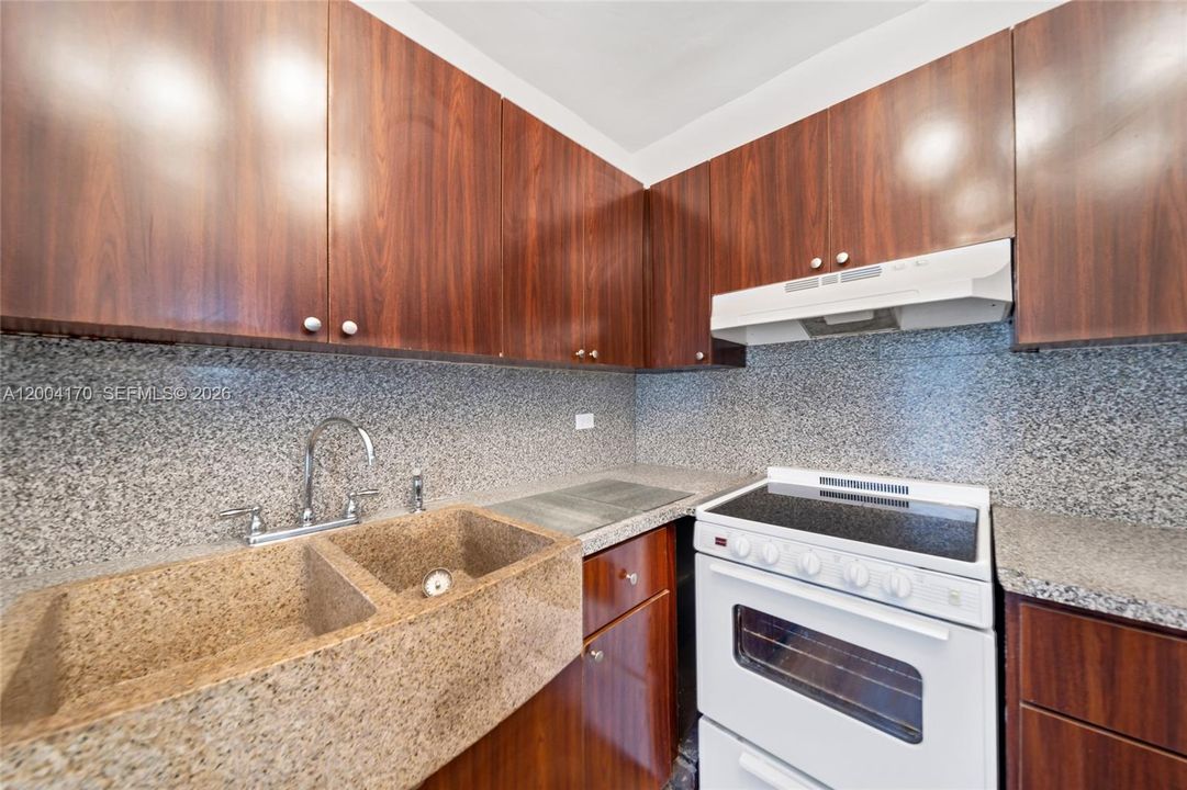 На продажу: $269,900 (1 спален, 1 ванн, 650 Квадратных фут)