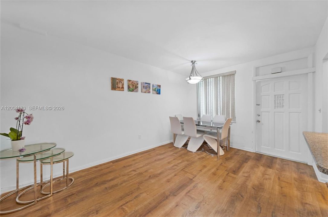 На продажу: $269,900 (1 спален, 1 ванн, 650 Квадратных фут)
