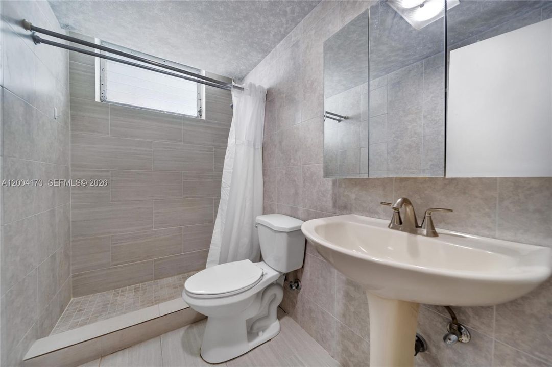 На продажу: $269,900 (1 спален, 1 ванн, 650 Квадратных фут)