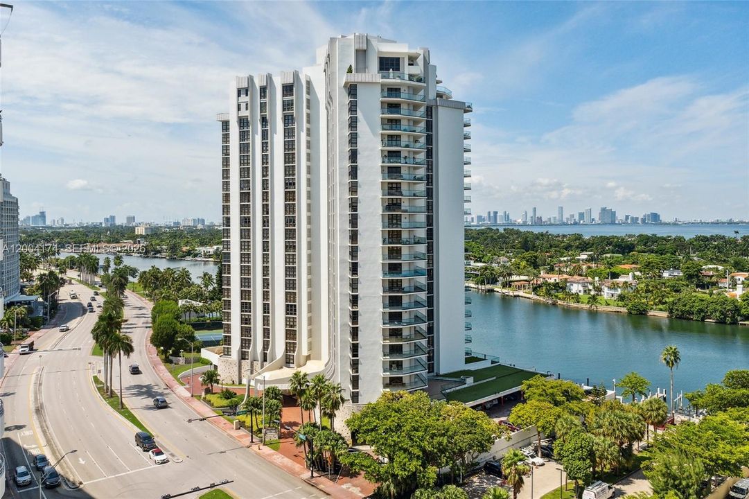 Active With Contract: $3,150 (2 beds, 2 baths, 1048 Square Feet)
