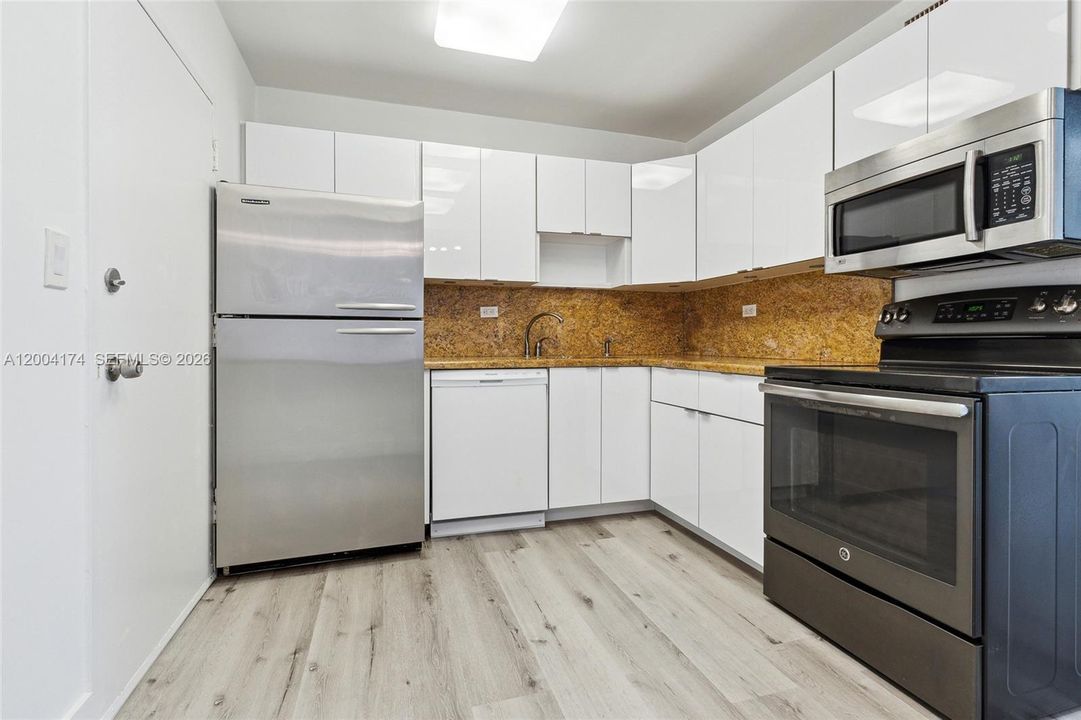 Active With Contract: $3,150 (2 beds, 2 baths, 1048 Square Feet)