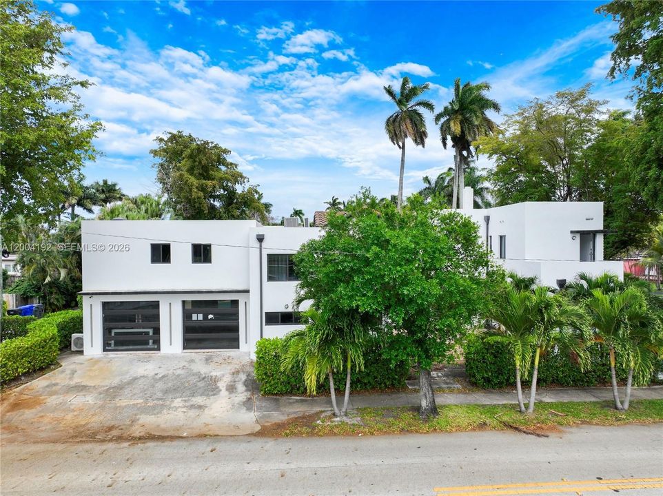 Active With Contract: $1,499,900 (6 beds, 4 baths, 4307 Square Feet)