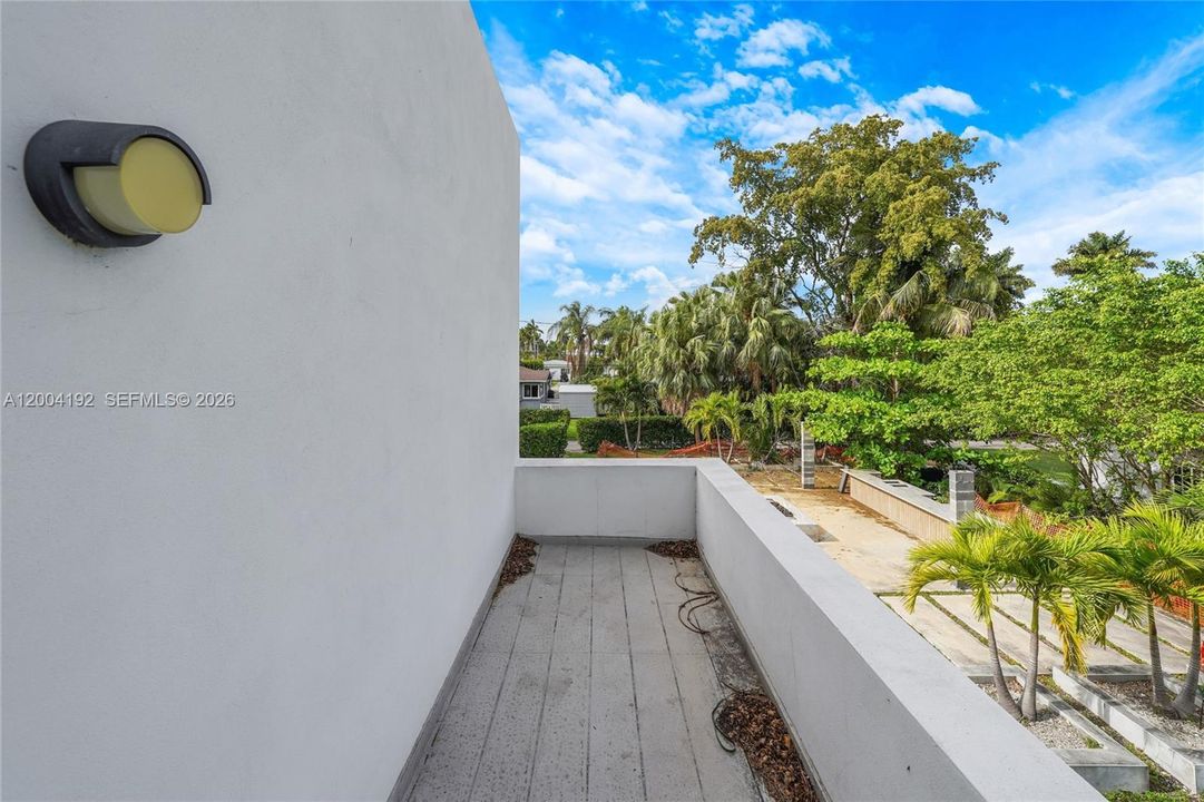 Active With Contract: $1,499,900 (6 beds, 4 baths, 4307 Square Feet)