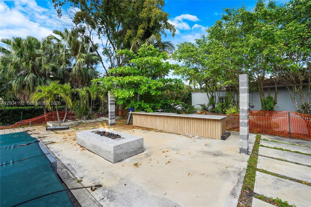 Active With Contract: $1,499,900 (6 beds, 4 baths, 4307 Square Feet)