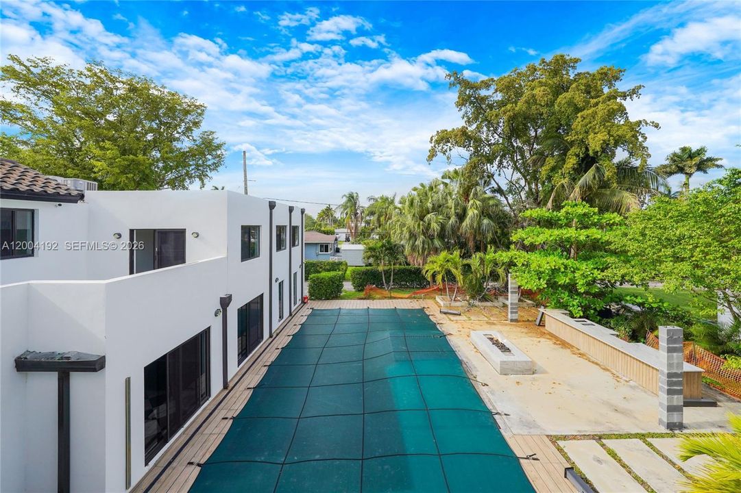 Active With Contract: $1,499,900 (6 beds, 4 baths, 4307 Square Feet)