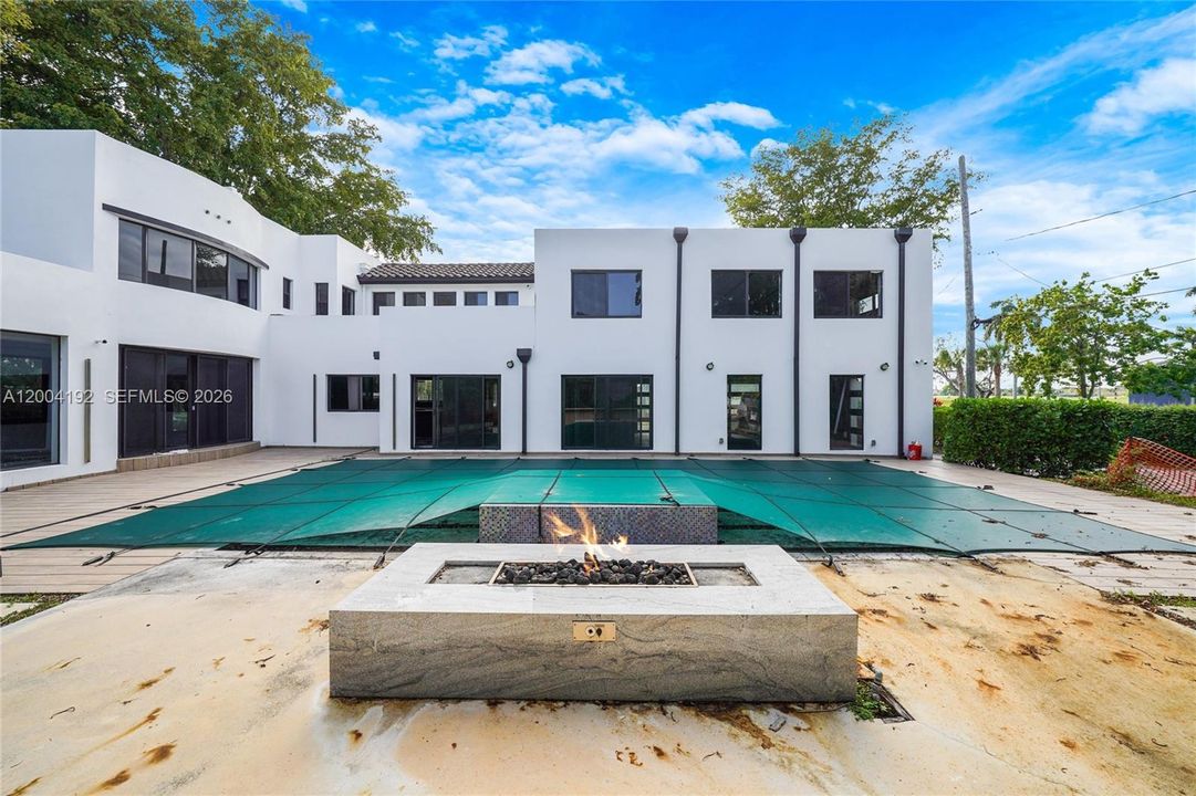 Active With Contract: $1,499,900 (6 beds, 4 baths, 4307 Square Feet)
