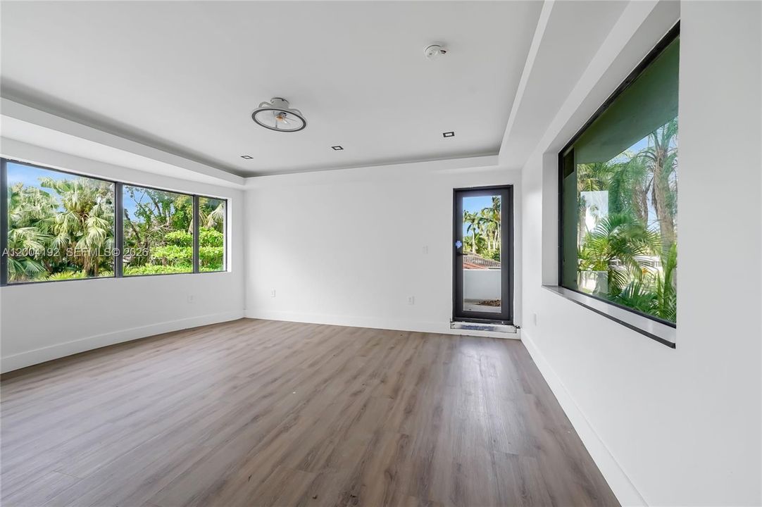 Active With Contract: $1,499,900 (6 beds, 4 baths, 4307 Square Feet)