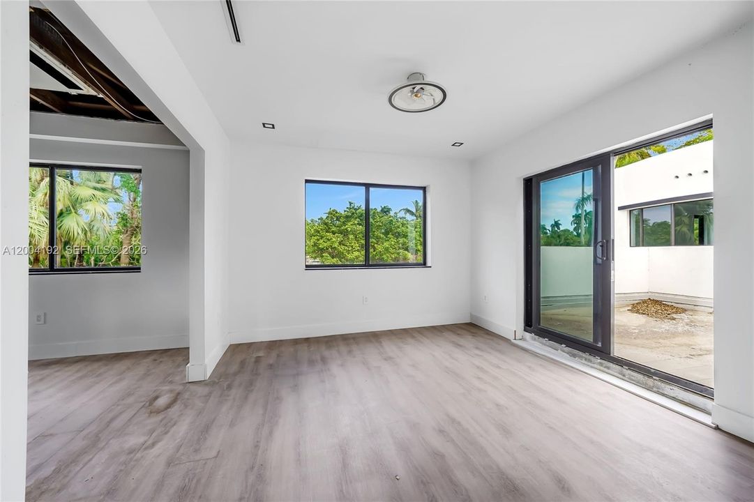 Active With Contract: $1,499,900 (6 beds, 4 baths, 4307 Square Feet)